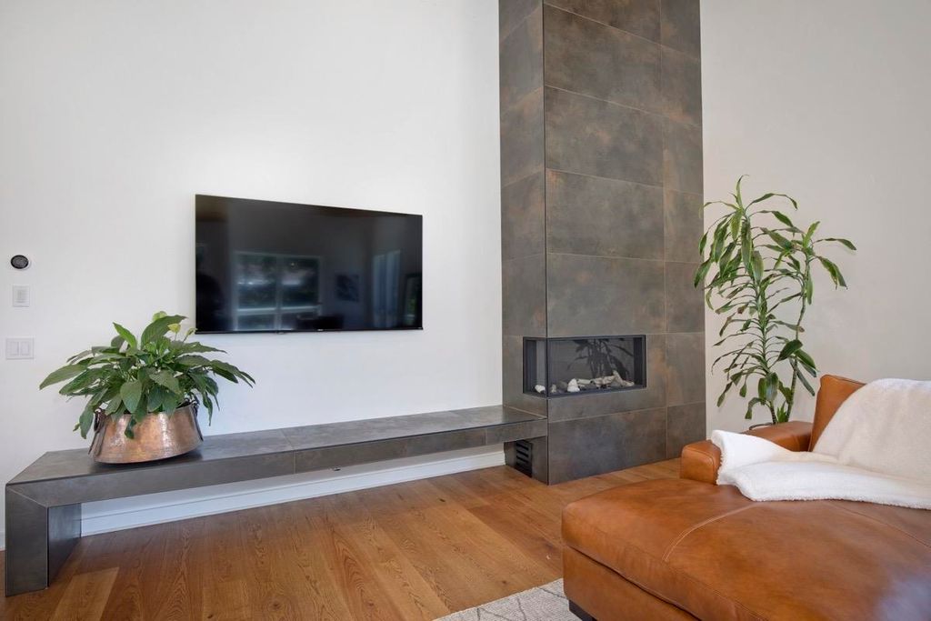 Photo of 380 Pine St, Mammoth Lakes, CA 93546 (MLS # 240528)