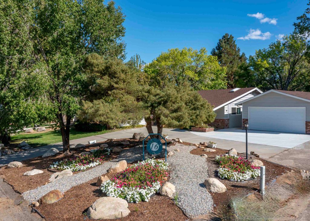 Photo of 16 Aurora Cir, Bishop, CA 93514 (MLS # 250707)