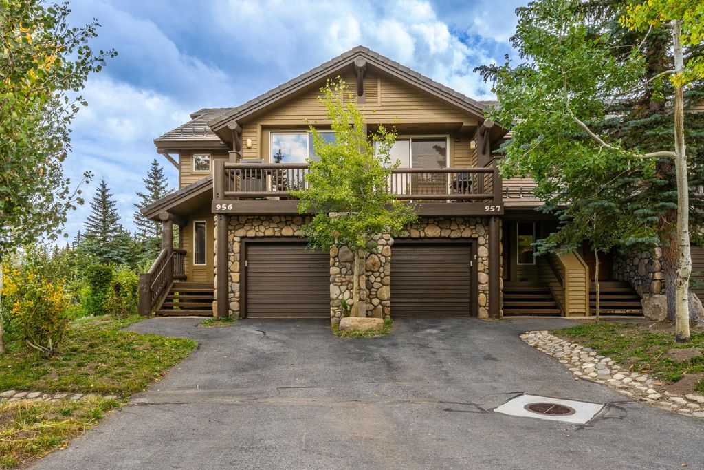 Photo of 956 Fairway Circle #956, Mammoth Lakes, CA 93546 (MLS # 250700)