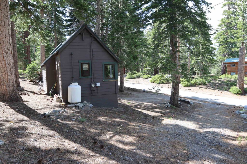 Photo of 167 Crawford Avenue, Mammoth Lakes, CA 93546 (MLS # 250515)