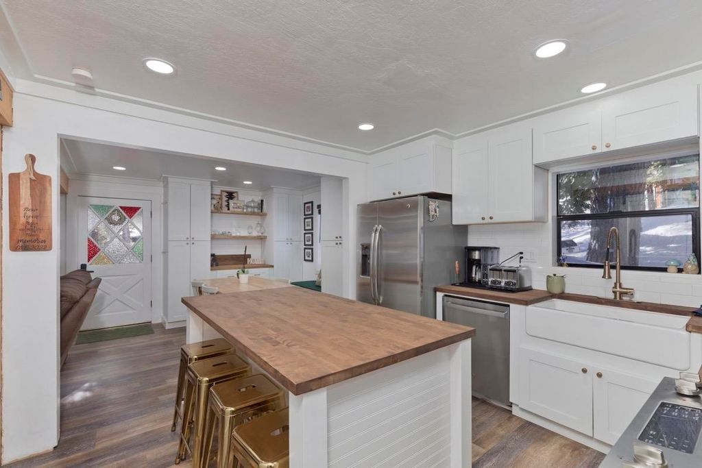 Photo of 99 Mill St, Mammoth Lakes, CA 93546 (MLS # 250145)