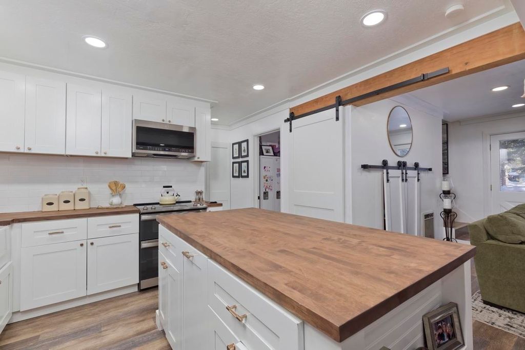 Photo of 99 Mill St, Mammoth Lakes, CA 93546 (MLS # 250145)