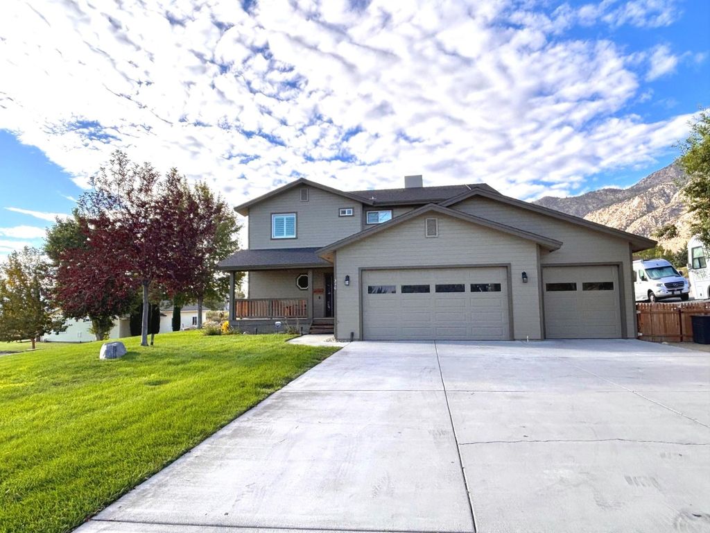 Photo of 316 Sierra Grande Street, Bishop, CA 93514 (MLS # 250687)