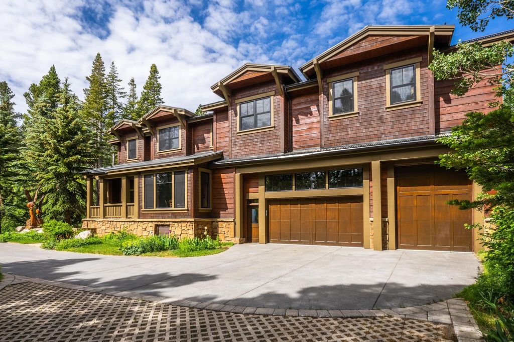 Photo of 18 Alexander Ln, Mammoth Lakes, CA 93546 (MLS # 240407)