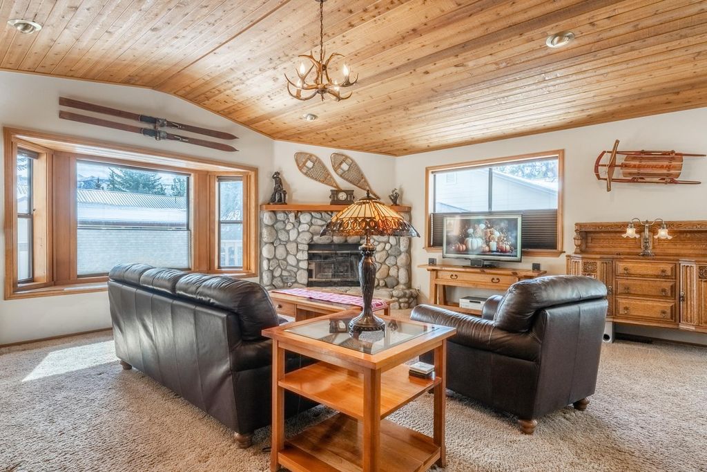 Photo of 157 Beaver Trl, Mammoth Lakes, CA 93546 (MLS # 250724)