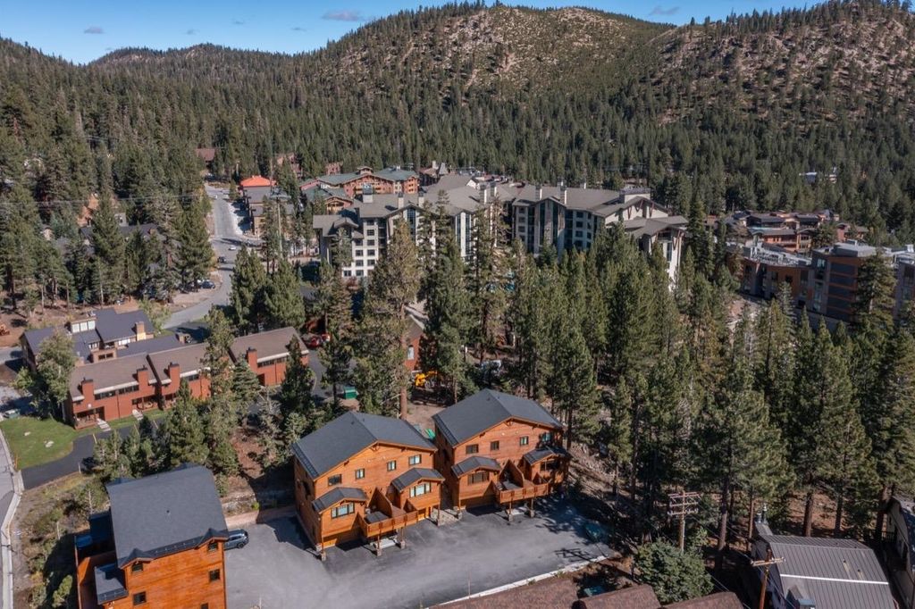 Photo of 125 Lakeview Blvd #5, Mammoth Lakes, CA 93546 (MLS # 250711)