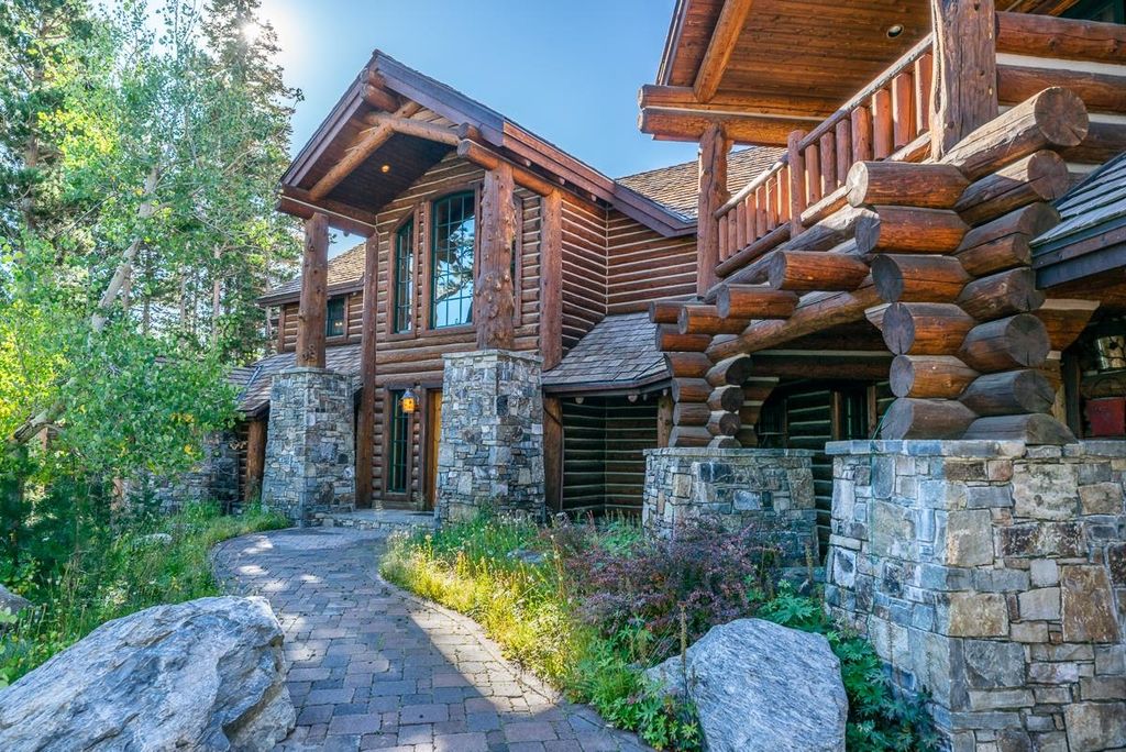 Photo of 420 Le Verne Street, Mammoth Lakes, CA 93546 (MLS # 220522)