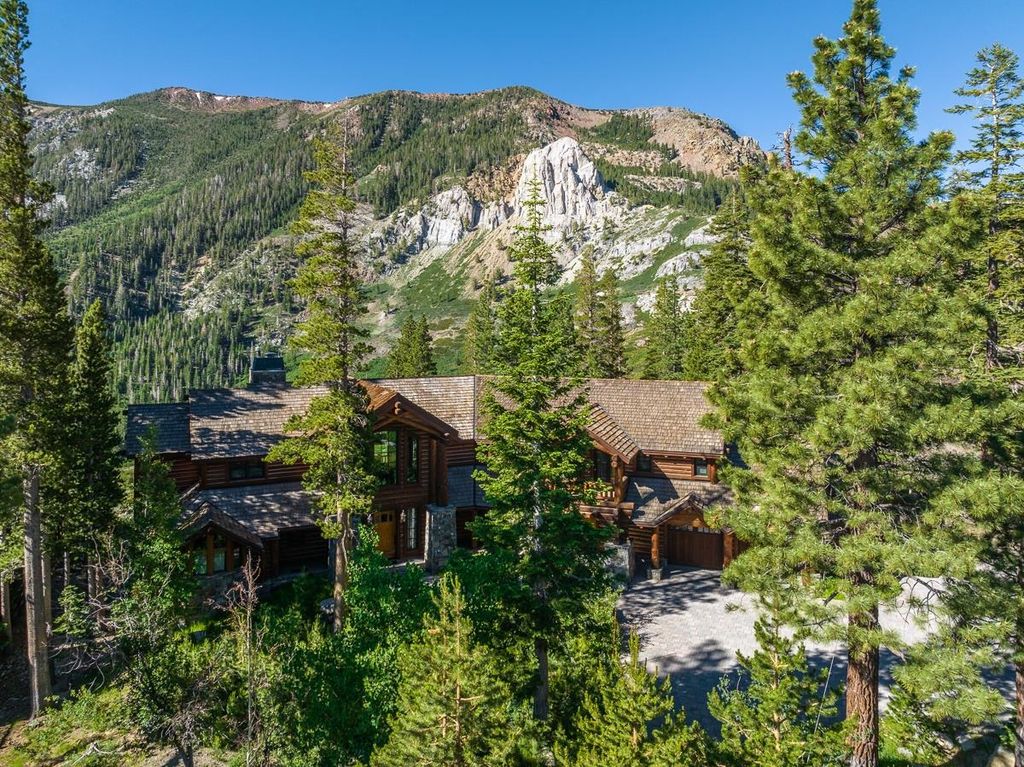 Photo of 420 Le Verne Street, Mammoth Lakes, CA 93546 (MLS # 220522)