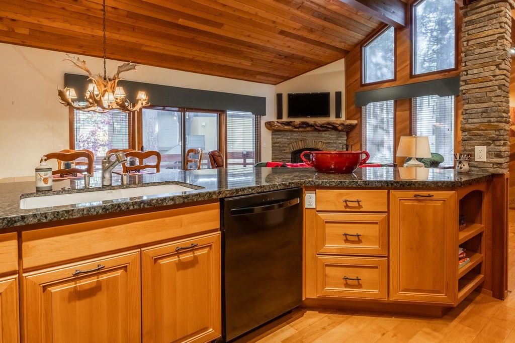 Photo of 19 Villa Vista #5 Drive, Mammoth Lakes, CA 93546 (MLS # 250658)