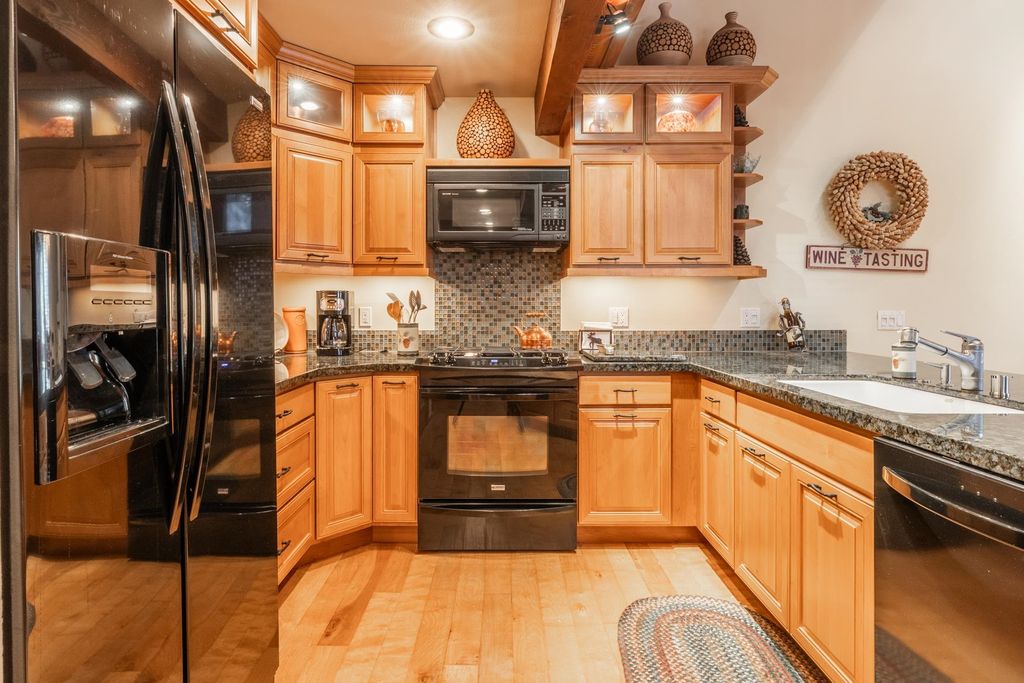 Photo of 19 Villa Vista #5 Drive, Mammoth Lakes, CA 93546 (MLS # 250658)