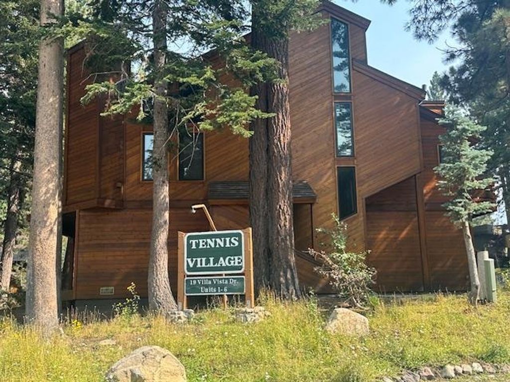 Photo of 19 Villa Vista #5 Drive, Mammoth Lakes, CA 93546 (MLS # 250658)