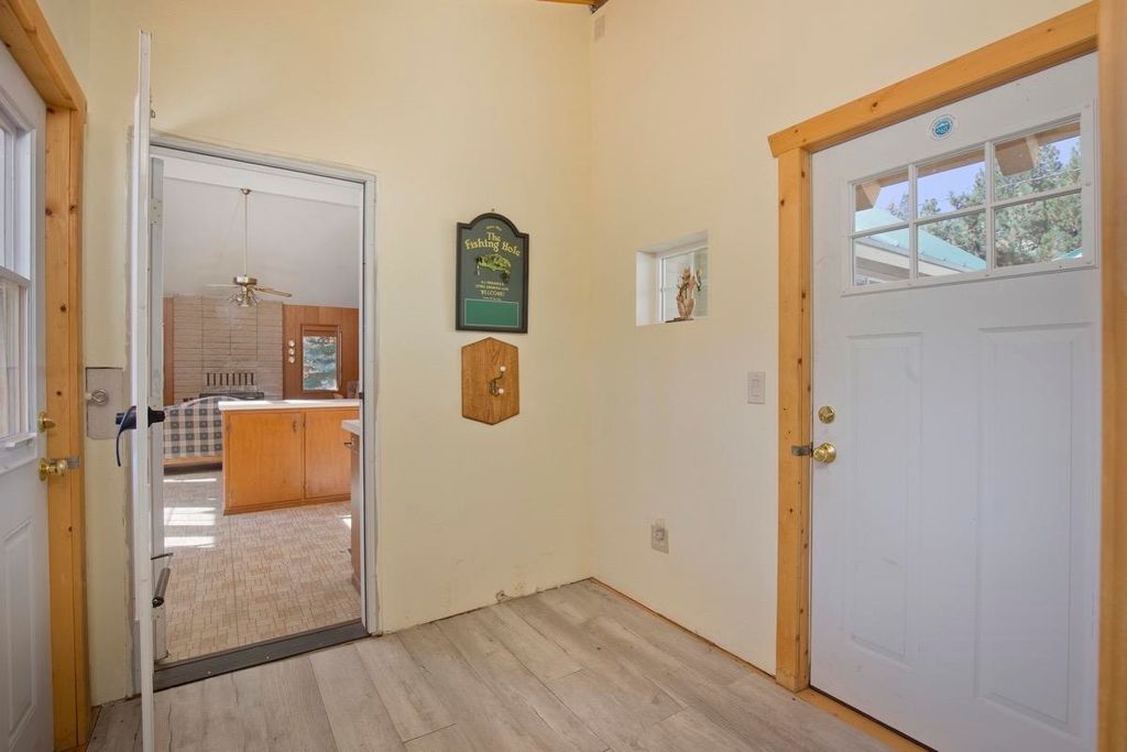 Photo of 32 Matterhorn Dr, Bridgeport, CA 93517 (MLS # 250693)