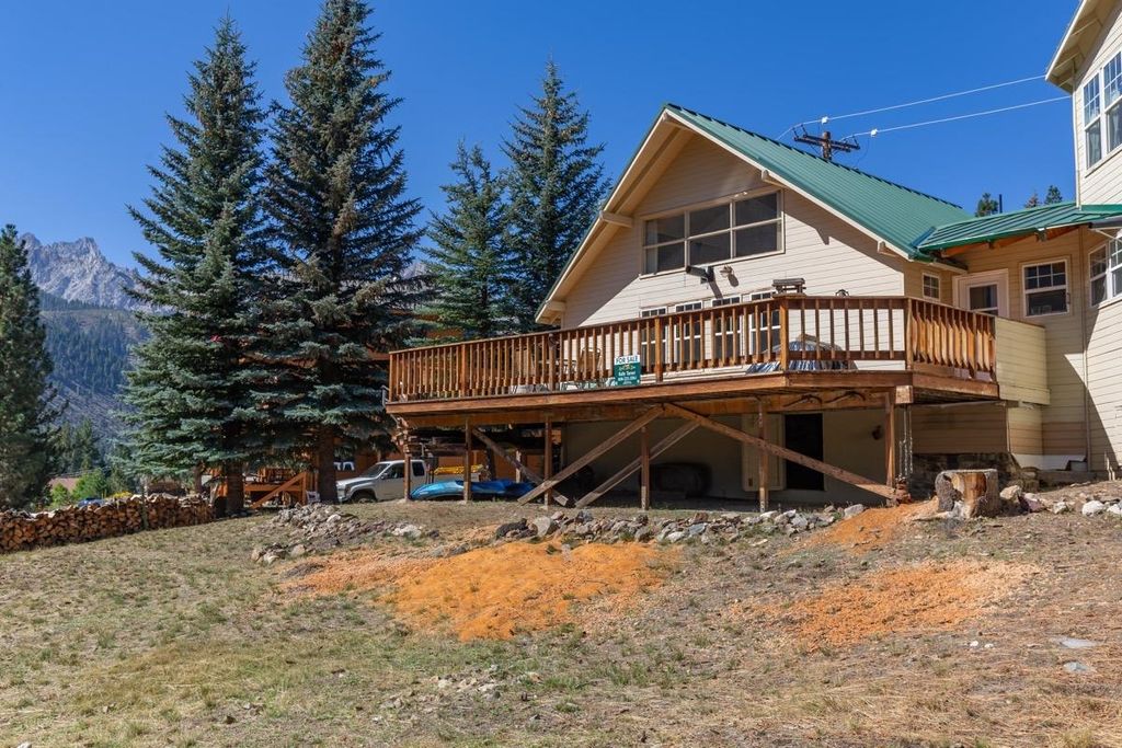 Photo of 32 Matterhorn Dr, Bridgeport, CA 93517 (MLS # 250693)