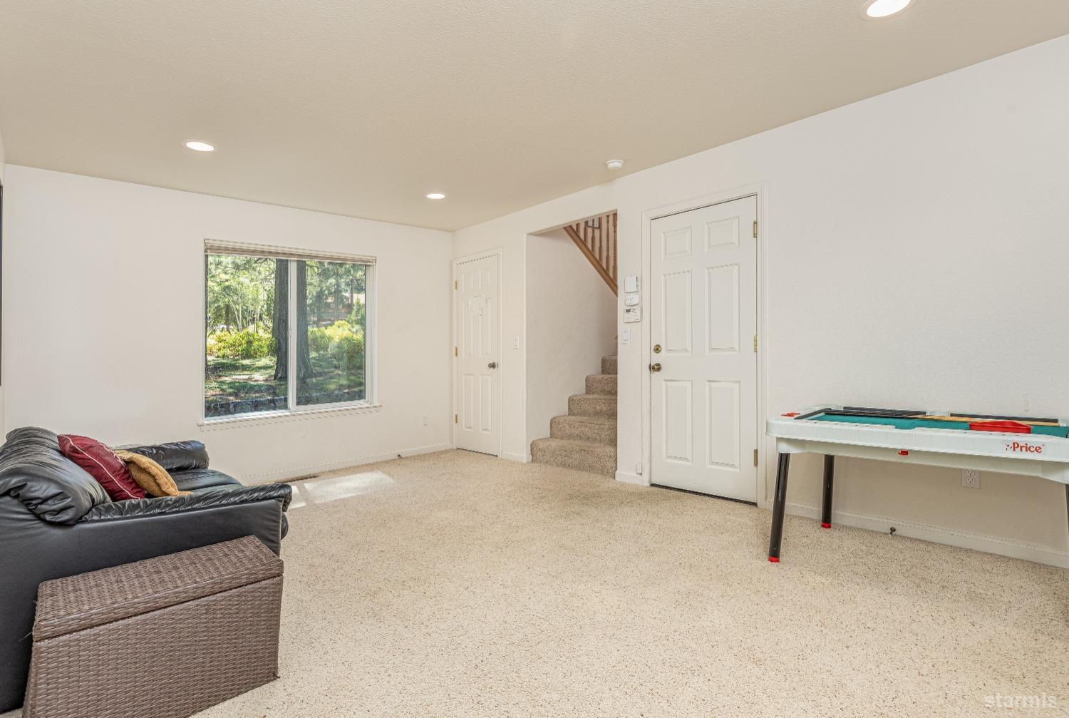 South Lake Tahoe, California 96150, United States, 3 Bedrooms Bedrooms, ,3 BathroomsBathrooms,Residential,Pending,50300