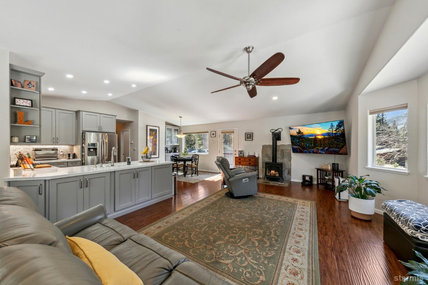 South Lake Tahoe, California 96150, United States, 3 Bedrooms Bedrooms, ,3 BathroomsBathrooms,Residential,Pending,83854