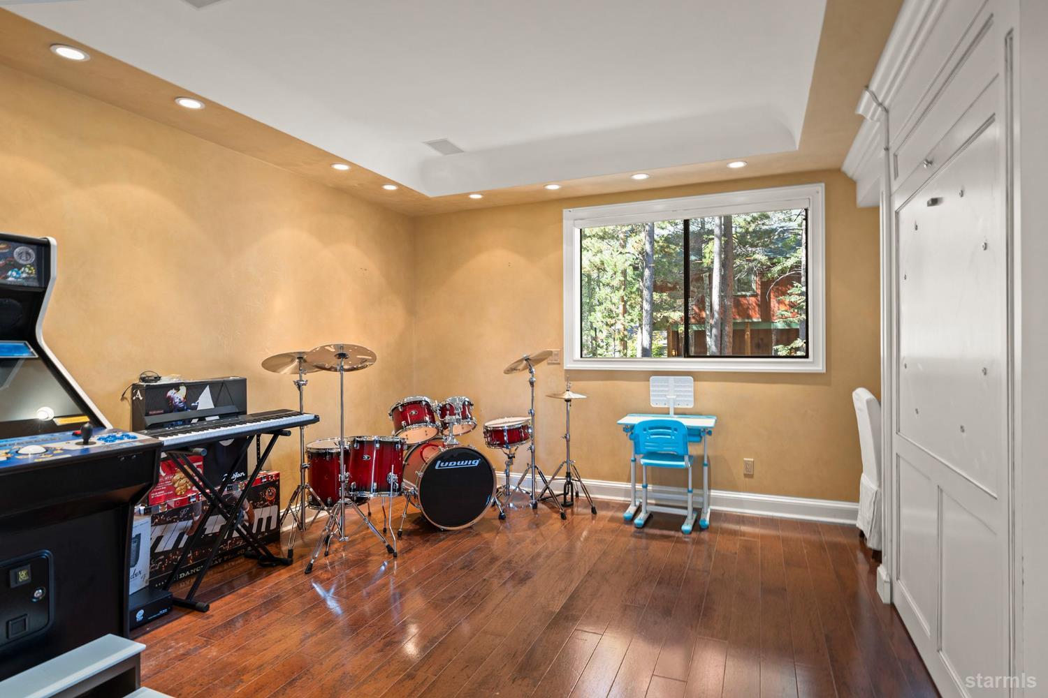 South Lake Tahoe, California 96150, United States, 7 Bedrooms Bedrooms, ,5 BathroomsBathrooms,Residential,Active,200999