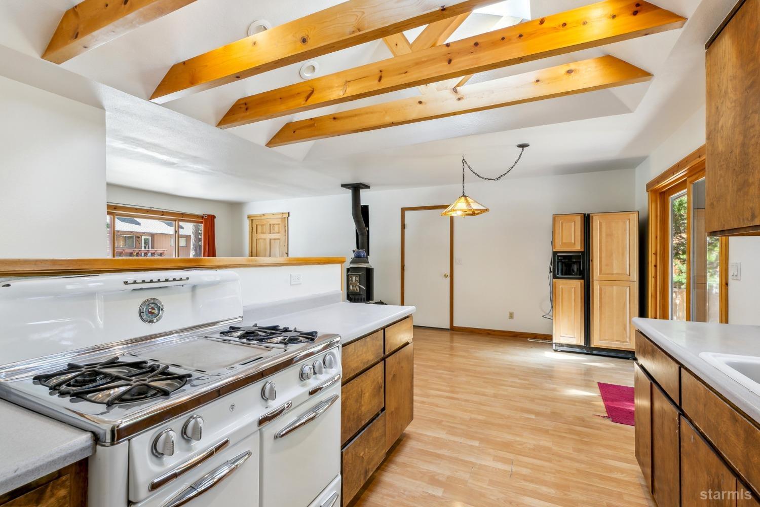 South Lake Tahoe, California 96150, United States, 3 Bedrooms Bedrooms, ,2 BathroomsBathrooms,Residential,Pending,112519