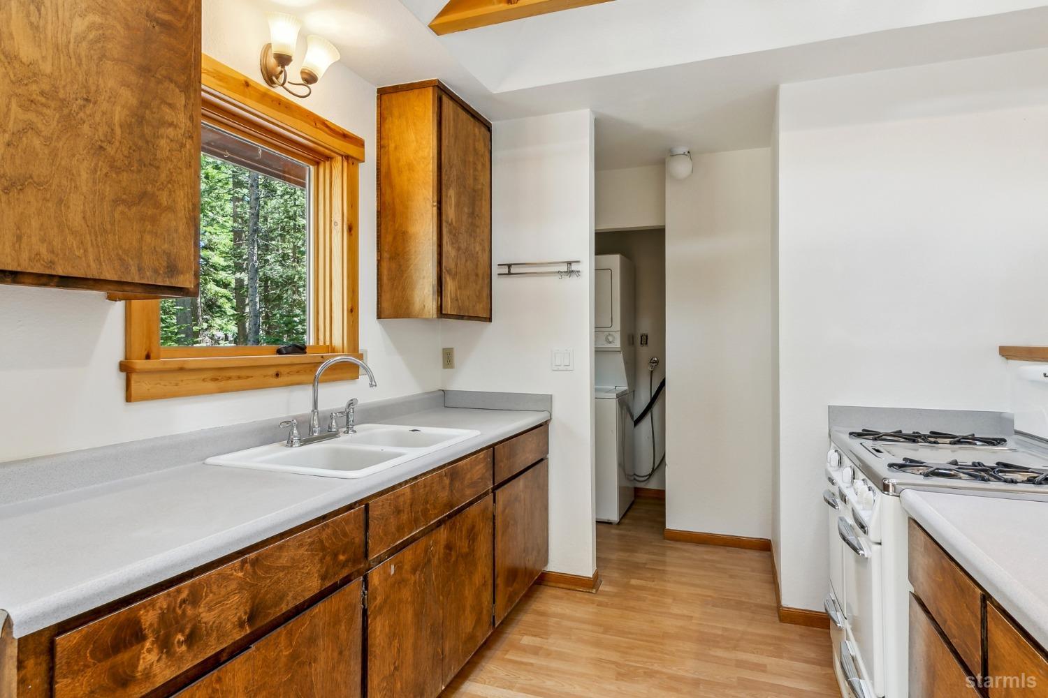 South Lake Tahoe, California 96150, United States, 3 Bedrooms Bedrooms, ,2 BathroomsBathrooms,Residential,Pending,112519