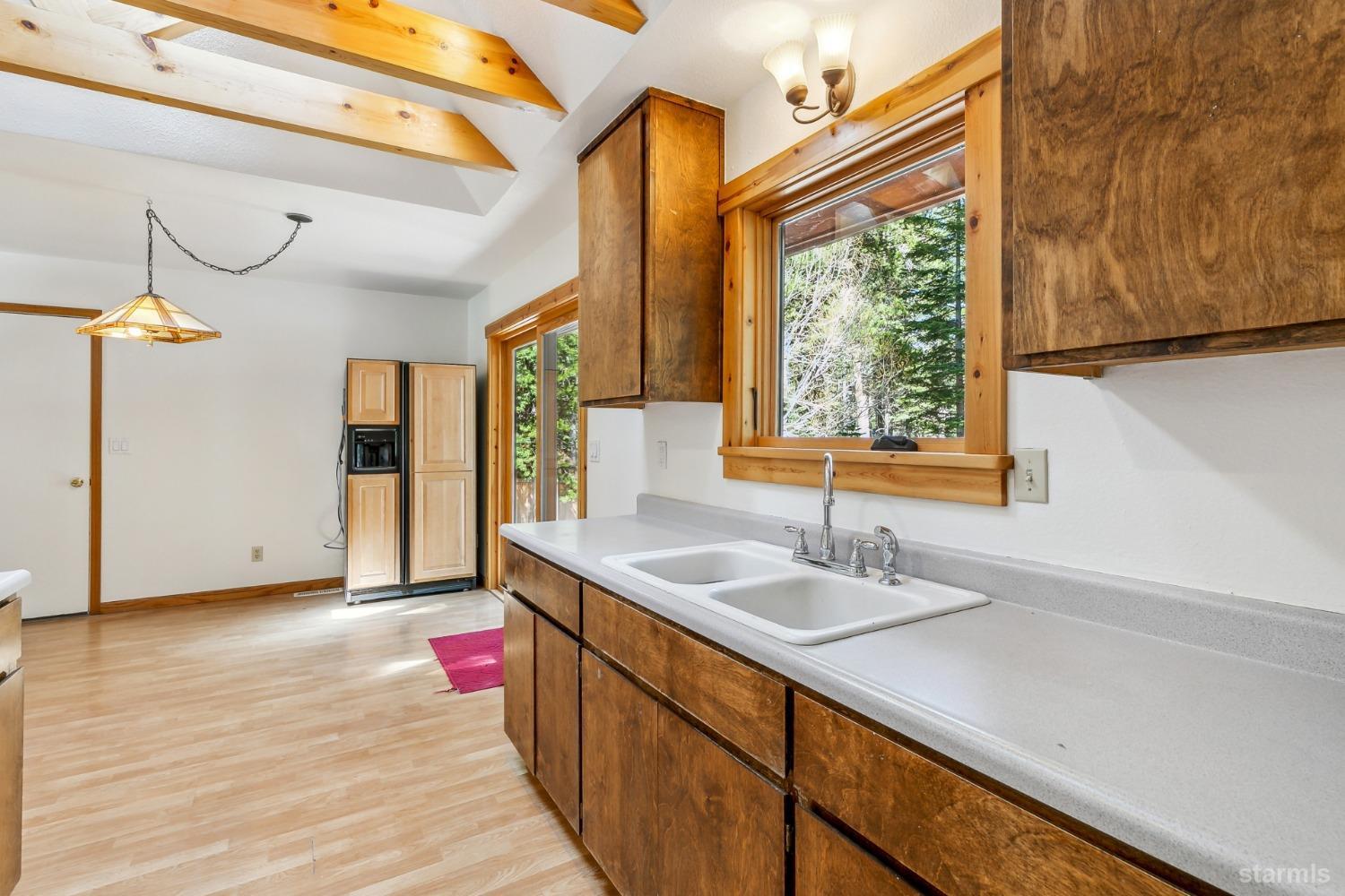 South Lake Tahoe, California 96150, United States, 3 Bedrooms Bedrooms, ,2 BathroomsBathrooms,Residential,Pending,112519