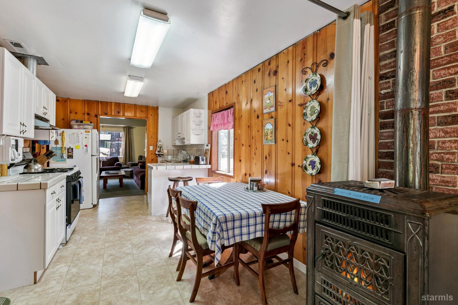 South Lake Tahoe, California 96150, United States, 2 Bedrooms Bedrooms, ,2 BathroomsBathrooms,Residential,Pending,193708