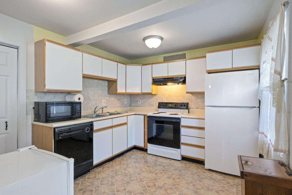 Photo of 1 Halstead Street, Kittery, ME 03904 (MLS # 1685131)