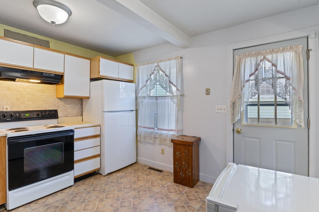 Photo of 1 Halstead Street, Kittery, ME 03904 (MLS # 1685131)