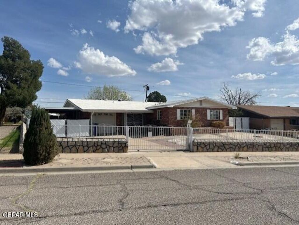 Photo of 508 GRANADA Avenue, El Paso, TX 79912 (MLS # 942623)