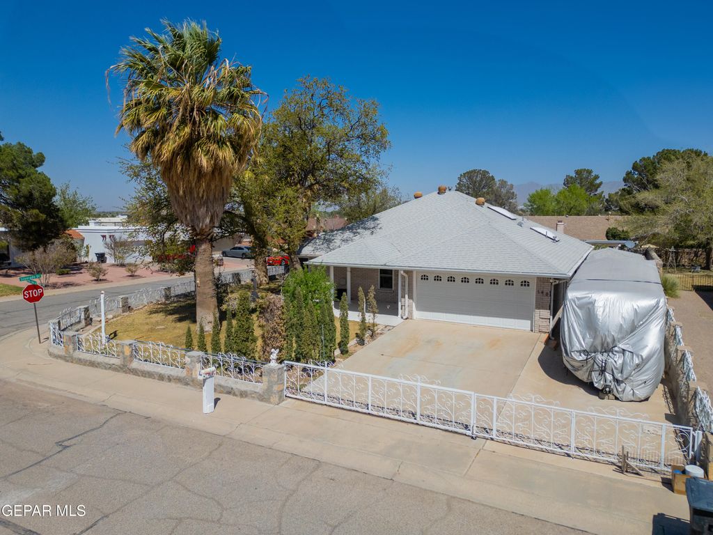 Photo of 140 TORREY PINES Drive, Santa Teresa, NM 88008 (MLS # 941097)