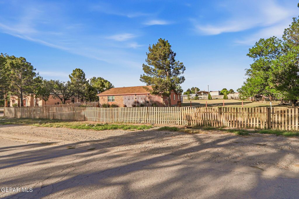 Photo of 12243 HERITAGE Way, Clint, TX 79836 (MLS # 942101)