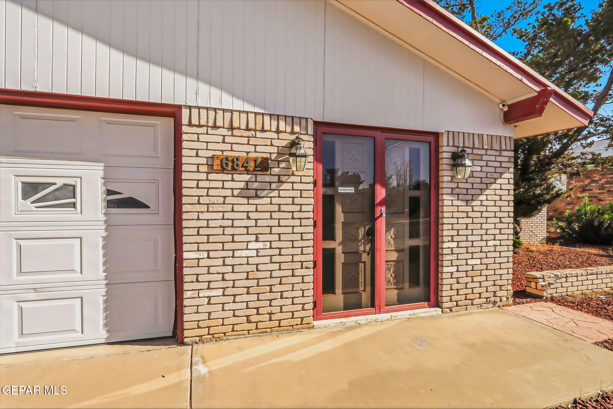 6841 LA CADENA Drive