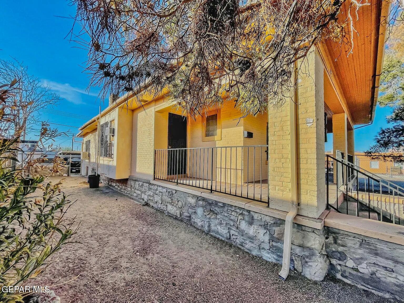 2526 E Yandell Drive 2