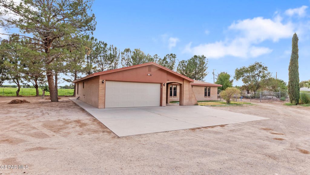 Photo of 216 WREATH Court, Fabens, TX 79838 (MLS # 941483)