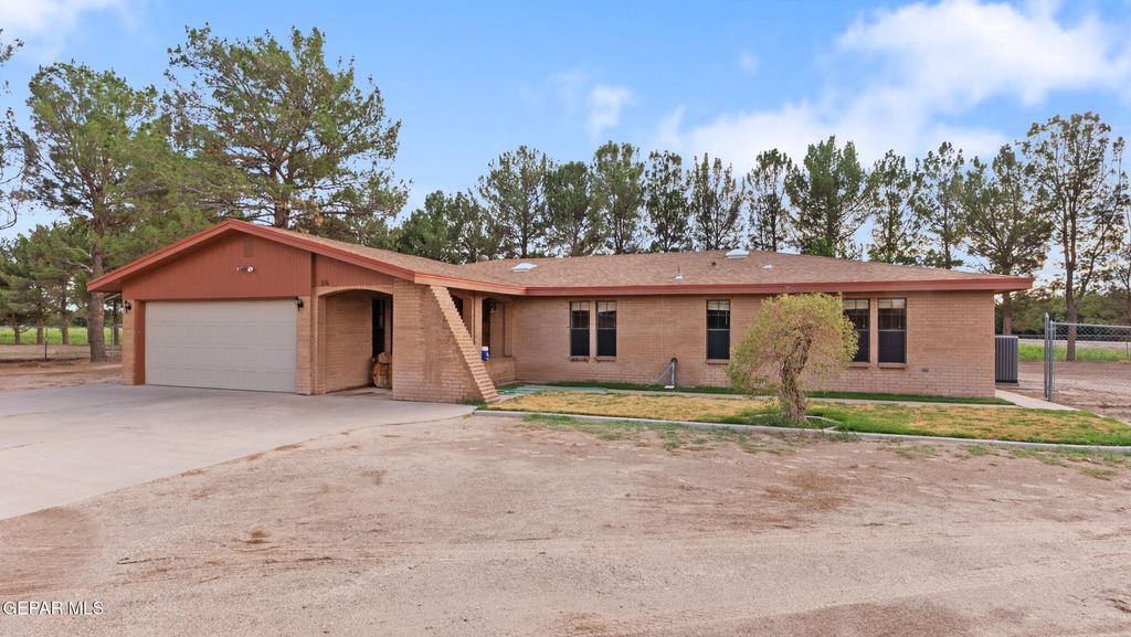 Photo of 216 WREATH Court, Fabens, TX 79838 (MLS # 941483)