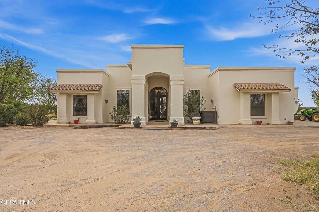 Photo of 617 WALLACE Road, Anthony, NM 88021 (MLS # 942280)