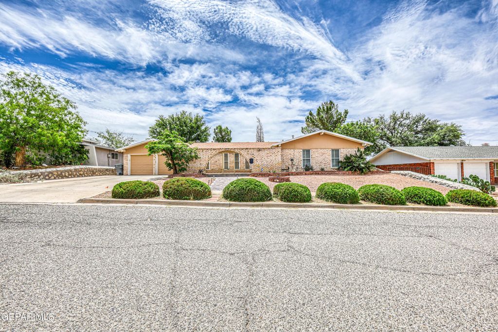 Photo of 708 SOMERSET Drive, El Paso, TX 79912 (MLS # 943544)