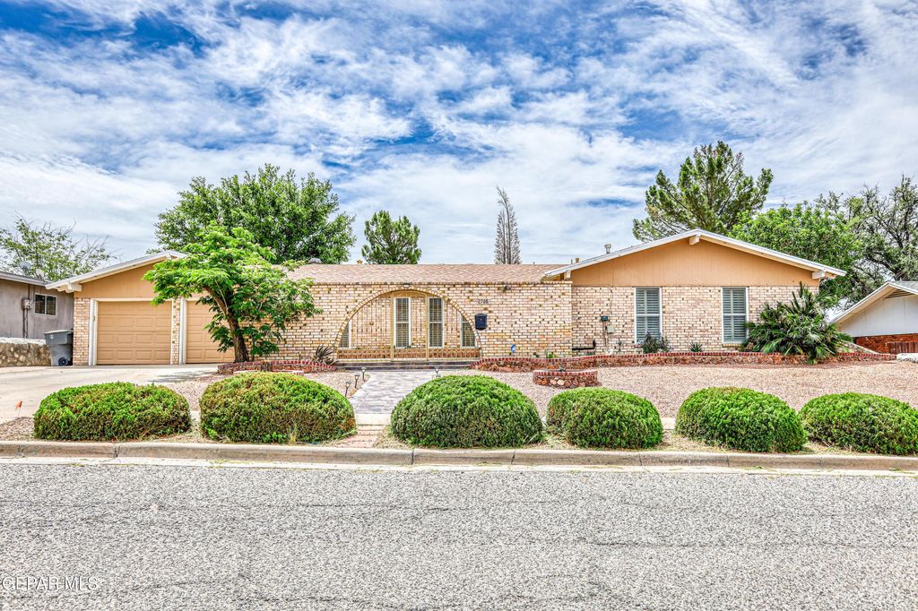 Photo of 708 SOMERSET Drive, El Paso, TX 79912 (MLS # 943544)