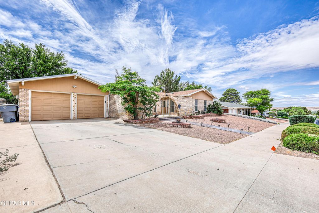 Photo of 708 SOMERSET Drive, El Paso, TX 79912 (MLS # 943544)