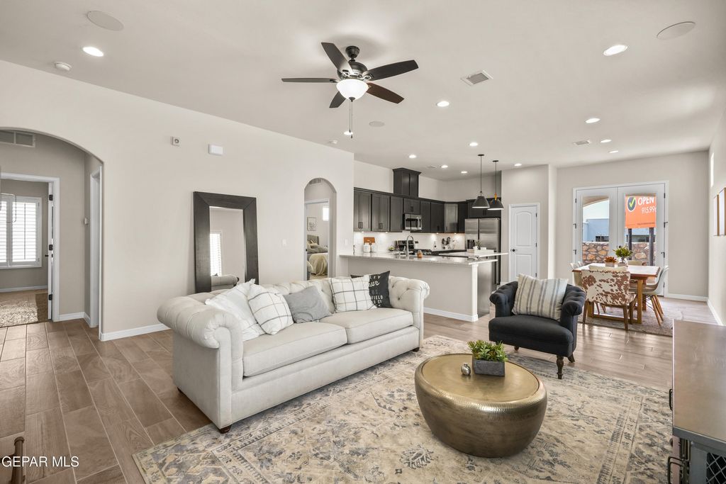 Photo of 533 Paseo De La Reina Street, Horizon City, TX 79928 (MLS # 943431)
