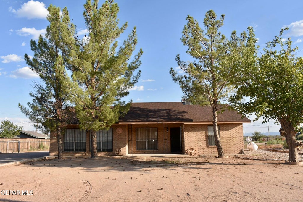 Photo of 178 ESQUIVEL Court, Clint, TX 79836 (MLS # 949100)