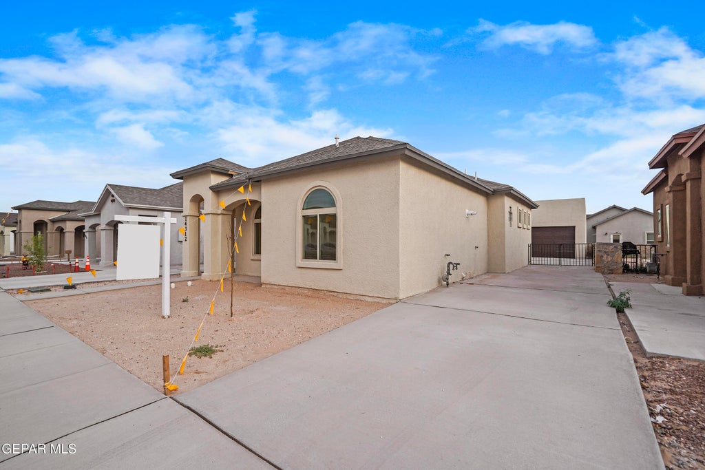 Photo of 14305 Tobe Davis Drive, Horizon City, TX 79928 (MLS # 952519)