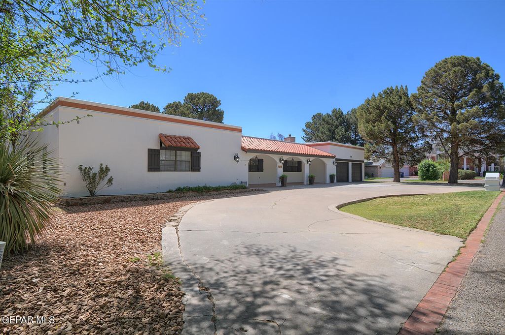 Photo of 616 MOUNT CRISTO REY Lane, El Paso, TX 79922 (MLS # 940951)