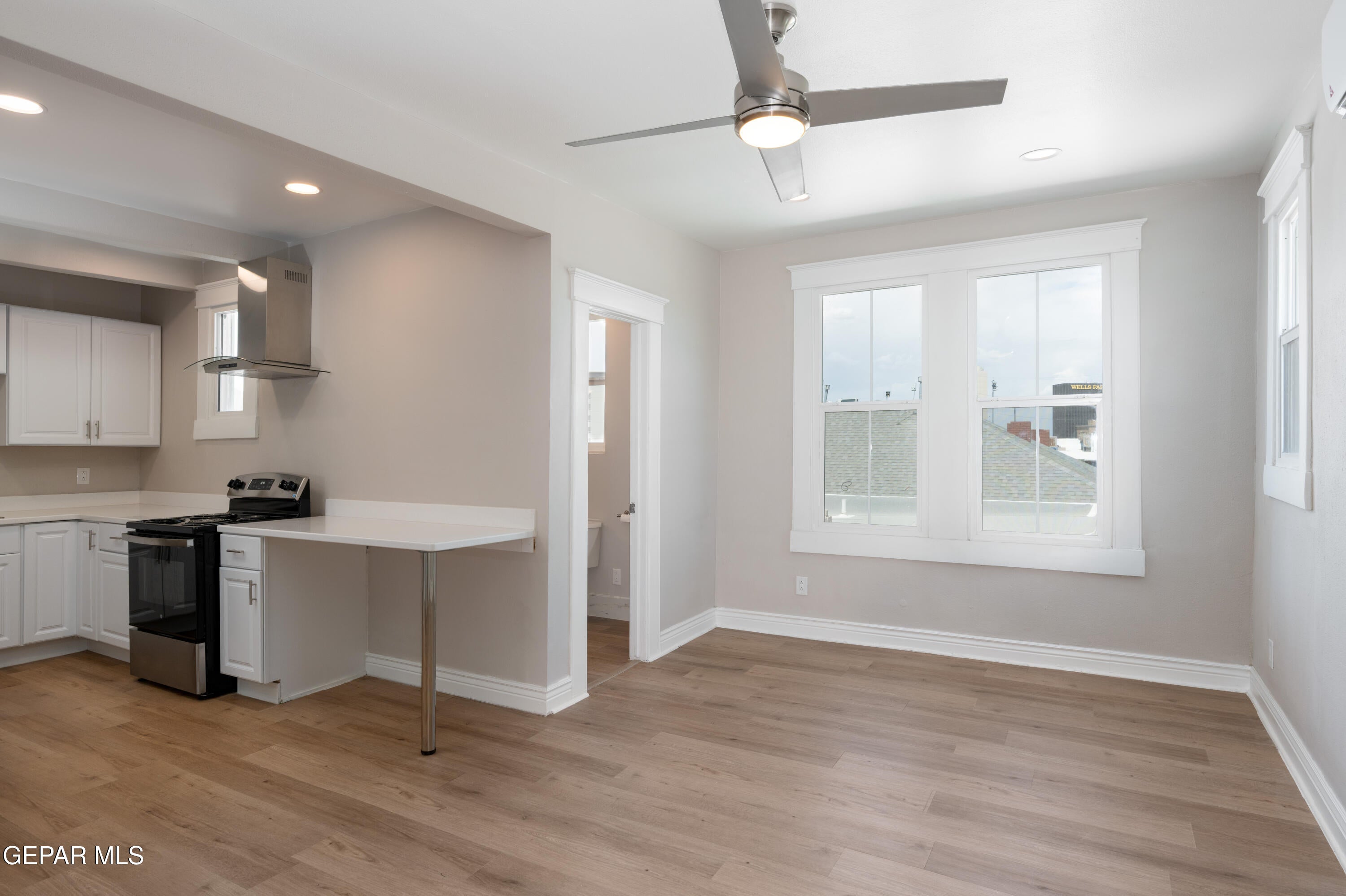 521 W MISSOURI Avenue 15