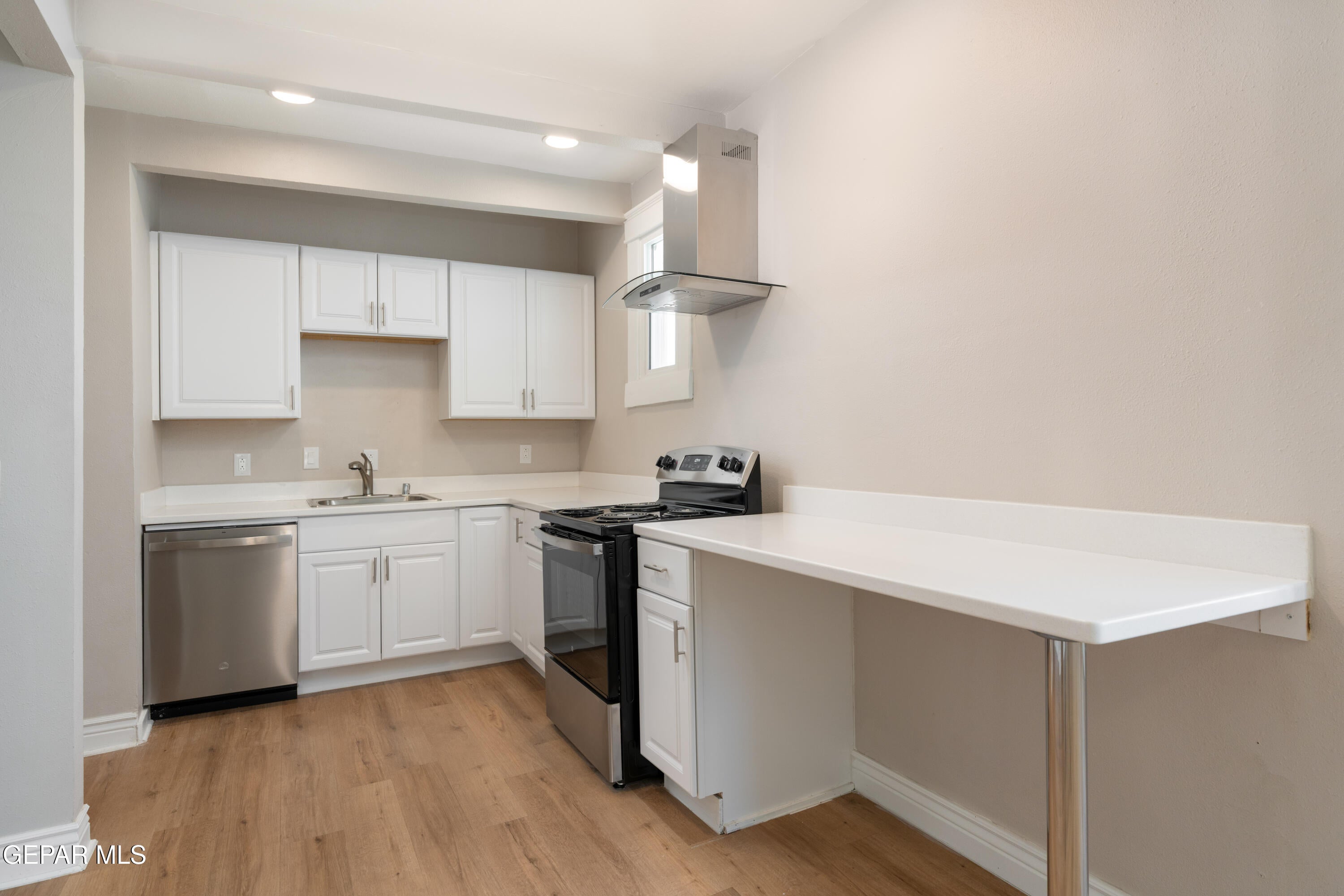 521 W MISSOURI Avenue 15