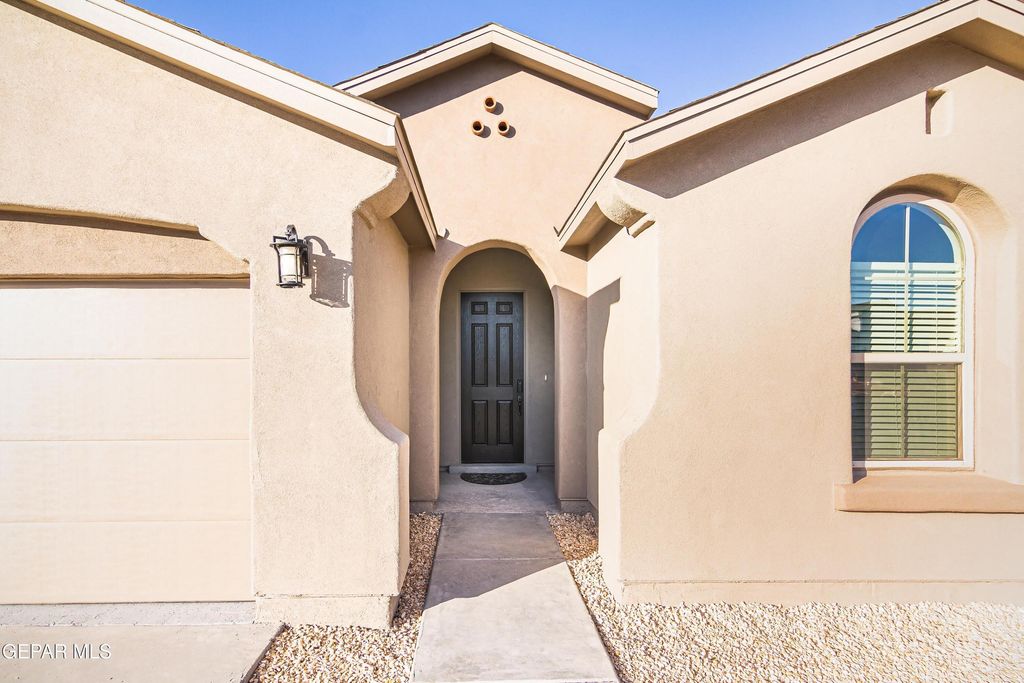 Photo of 864 Via Glorieta, Sunland Park, NM 88063 (MLS # 943475)