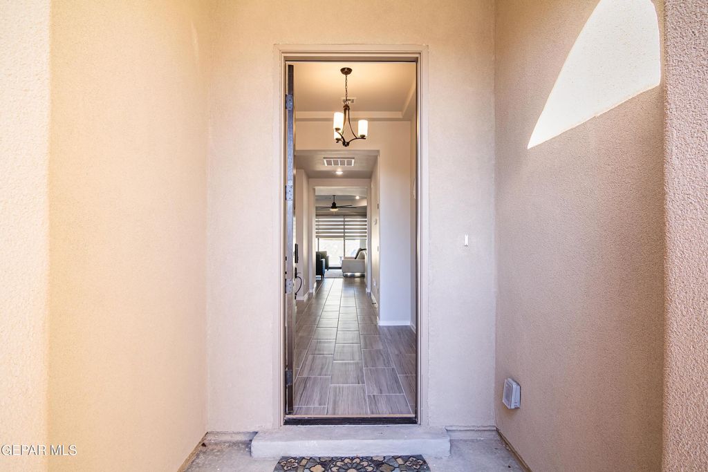 Photo of 864 Via Glorieta, Sunland Park, NM 88063 (MLS # 943475)