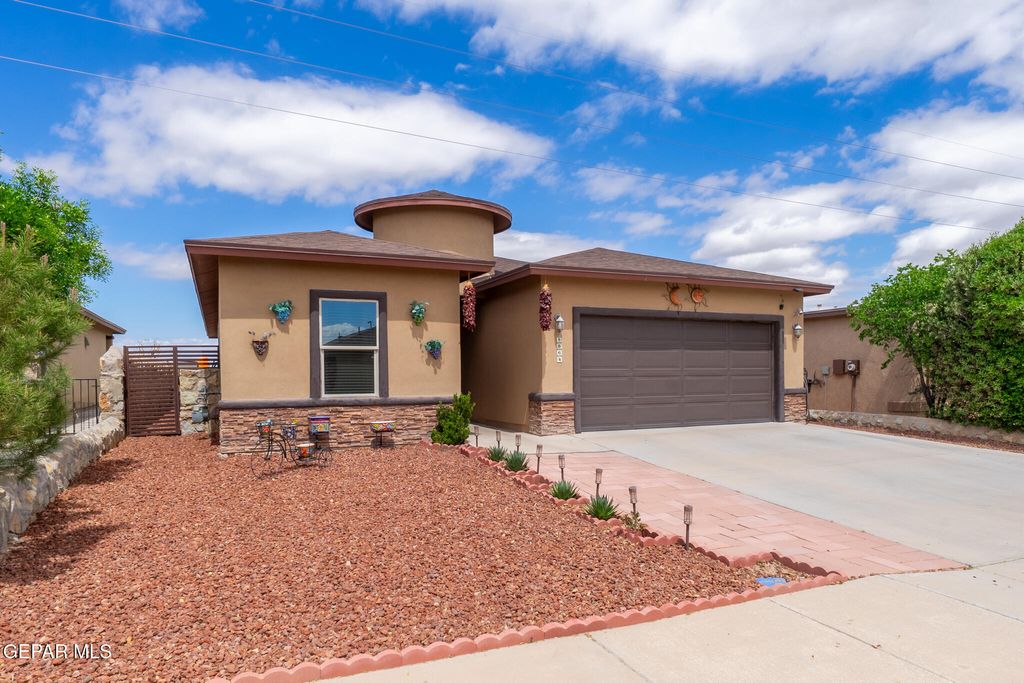 Photo of 5864 E MEGAN Street, Santa Teresa, NM 88008 (MLS # 941807)