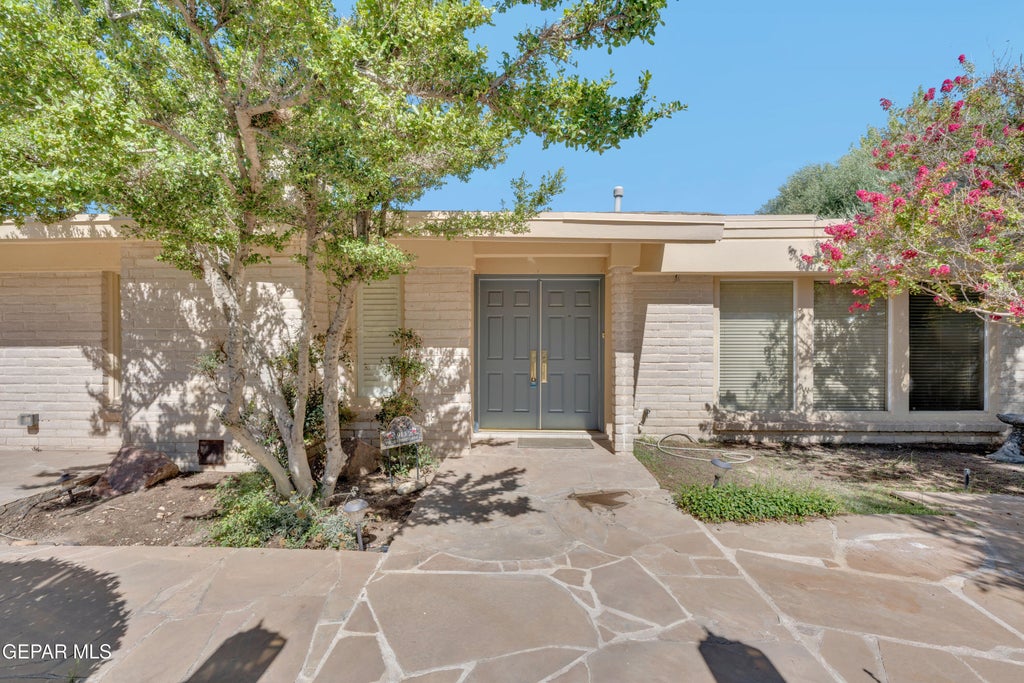 Photo of 913 THUNDERBIRD Drive, El Paso, TX 79912 (MLS # 949757)