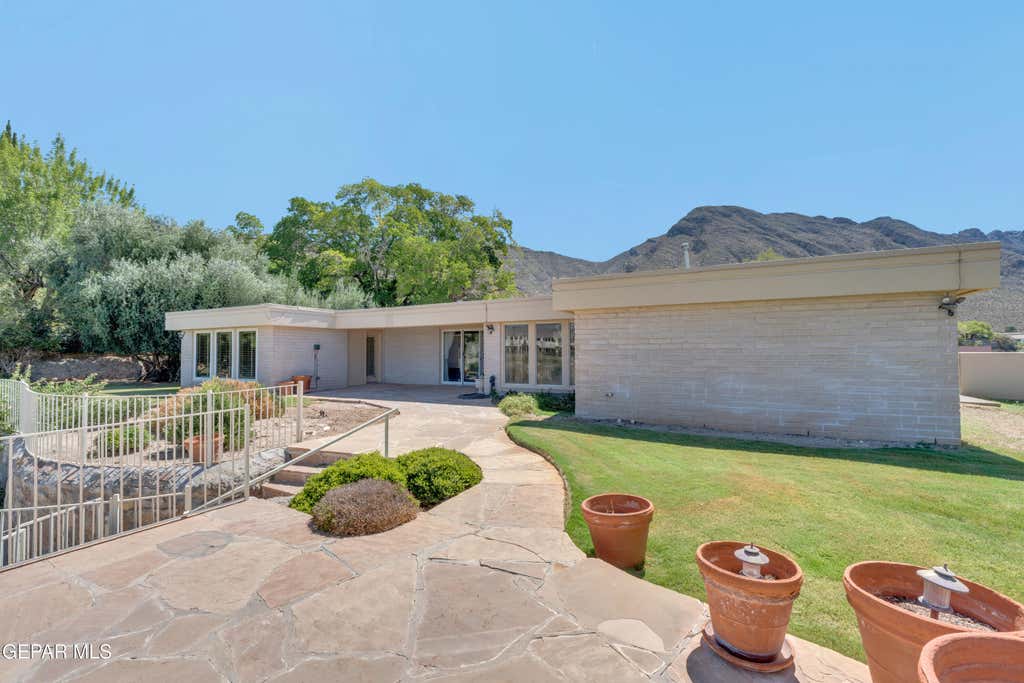 Photo of 913 THUNDERBIRD Drive, El Paso, TX 79912 (MLS # 949757)