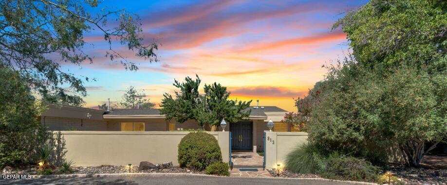 Photo of 913 THUNDERBIRD Drive, El Paso, TX 79912 (MLS # 949757)