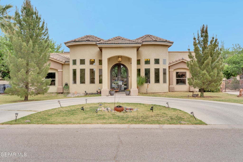 Photo of 500 COUNTRY OAKS Drive, El Paso, TX 79932 (MLS # 942861)